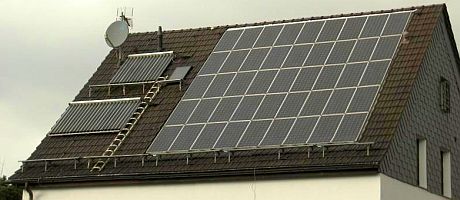 Ogniwa fotowoltaiczne i kolektory słoneczne na dachu budynku to źródła energii odnawialnej