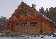 Drewniany dom z bali modrzewiowych